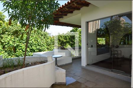 Casa de condomínio à venda com 1600m², 11 quartos e 10 vagas Casa de condomínio à venda com 1600m², 11 quartos e 10 vagasVaranda