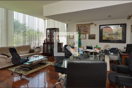 Casa de condomínio à venda com 1600m², 11 quartos e 10 vagas Casa de condomínio à venda com 1600m², 11 quartos e 10 vagasEscritório