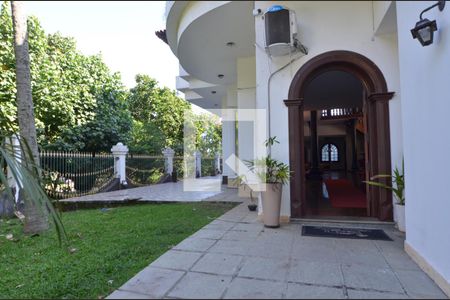 Casa de condomínio à venda com 1600m², 11 quartos e 10 vagas Casa de condomínio à venda com 1600m², 11 quartos e 10 vagasEntrada