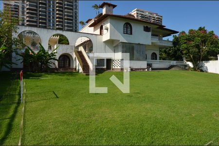 Casa de condomínio à venda com 1600m², 11 quartos e 10 vagas Casa de condomínio à venda com 1600m², 11 quartos e 10 vagasÁrea externa