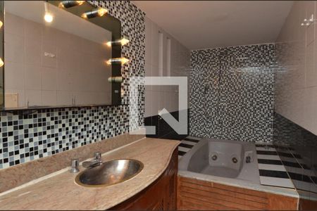 Casa de condomínio à venda com 1600m², 11 quartos e 10 vagas Casa de condomínio à venda com 1600m², 11 quartos e 10 vagasBanheiro da suite 6