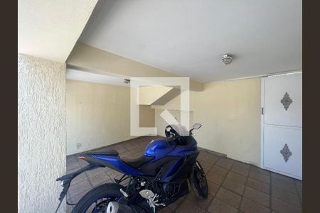 Casa à venda com 225m², 3 quartos e 2 vagas Casa à venda com 225m², 3 quartos e 2 vagasGaragem