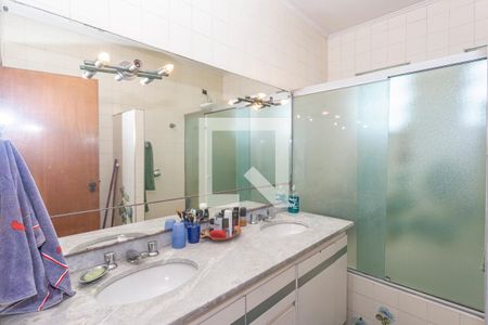 Casa à venda com 257m², 4 quartos e 3 vagas Casa à venda com 257m², 4 quartos e 3 vagasBanheiro