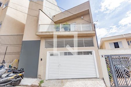 Casa à venda com 95m², 3 quartos e 1 vaga Casa à venda com 95m², 3 quartos e 1 vagaFachada
