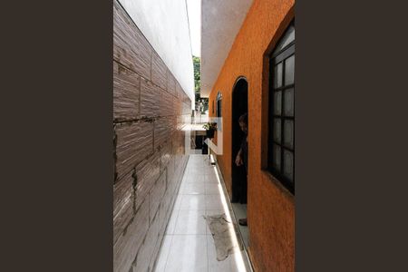 Casa à venda com 160m², 3 quartos e 2 vagasCorredor pra entrar na casa