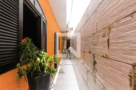 Casa à venda com 160m², 3 quartos e 2 vagasCorredor pra entrar na casa