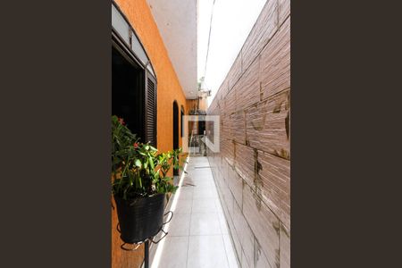 Casa à venda com 160m², 3 quartos e 2 vagasCorredor pra entrar na casa