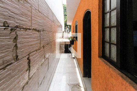 Casa à venda com 160m², 3 quartos e 2 vagasCorredor pra entrar na casa