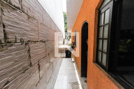 Casa à venda com 160m², 3 quartos e 2 vagasCorredor pra entrar na casa