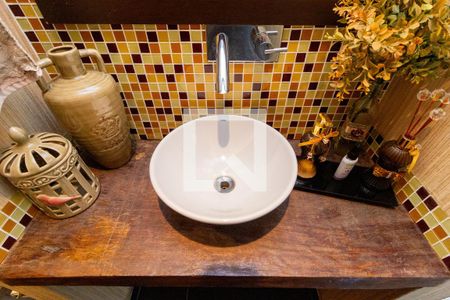 Casa à venda com 320m², 5 quartos e 2 vagas Casa à venda com 320m², 5 quartos e 2 vagasDetalhe - Lavabo