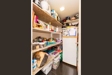 Casa à venda com 320m², 5 quartos e 2 vagas Casa à venda com 320m², 5 quartos e 2 vagasDespensa