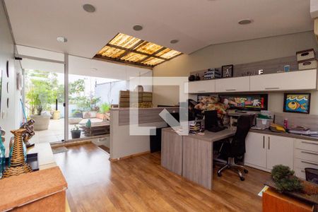 Casa à venda com 320m², 5 quartos e 2 vagas Casa à venda com 320m², 5 quartos e 2 vagasSuíte 4