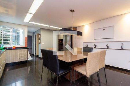 Casa à venda com 320m², 5 quartos e 2 vagas Casa à venda com 320m², 5 quartos e 2 vagasCozinha