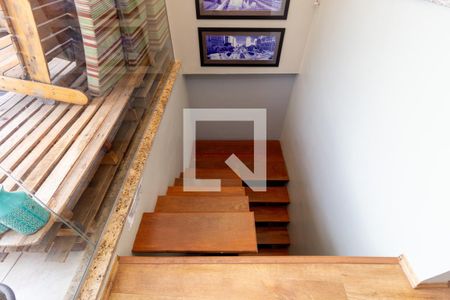 Casa à venda com 320m², 5 quartos e 2 vagas Casa à venda com 320m², 5 quartos e 2 vagasEscada