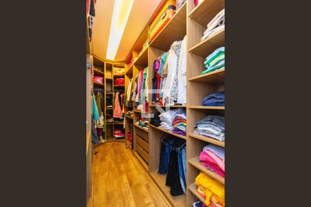 Casa à venda com 320m², 5 quartos e 2 vagas Casa à venda com 320m², 5 quartos e 2 vagasCloset - Suíte 3