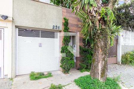 Casa à venda com 320m², 5 quartos e 2 vagas Casa à venda com 320m², 5 quartos e 2 vagasFachada