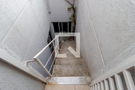 Casa à venda com 320m², 5 quartos e 2 vagas Casa à venda com 320m², 5 quartos e 2 vagasEscada