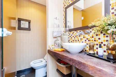 Casa à venda com 320m², 5 quartos e 2 vagas Casa à venda com 320m², 5 quartos e 2 vagasLavabo