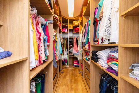 Casa à venda com 320m², 5 quartos e 2 vagas Casa à venda com 320m², 5 quartos e 2 vagasCloset - Suíte 3