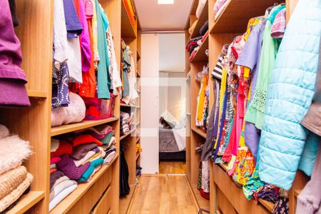 Casa à venda com 320m², 5 quartos e 2 vagas Casa à venda com 320m², 5 quartos e 2 vagasCloset - Suíte 3