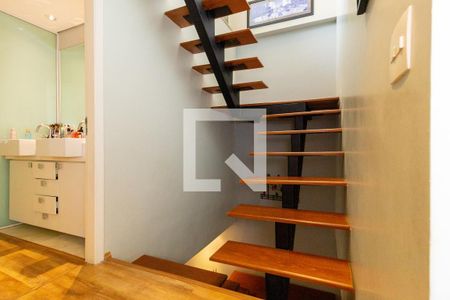 Casa à venda com 320m², 5 quartos e 2 vagas Casa à venda com 320m², 5 quartos e 2 vagasEscada