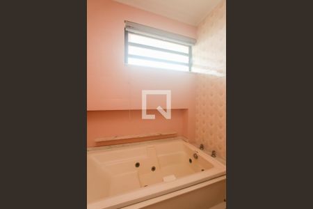 Casa à venda com 485m², 4 quartos e 3 vagas Casa à venda com 485m², 4 quartos e 3 vagasBanheiro suite 2