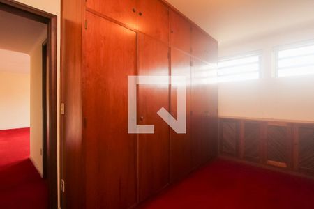 Casa à venda com 485m², 4 quartos e 3 vagas Casa à venda com 485m², 4 quartos e 3 vagasCloset