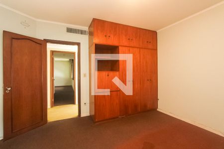 Casa à venda com 485m², 4 quartos e 3 vagas Casa à venda com 485m², 4 quartos e 3 vagasQuarto 4