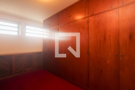 Casa à venda com 485m², 4 quartos e 3 vagas Casa à venda com 485m², 4 quartos e 3 vagasCloset