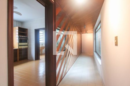 Casa à venda com 485m², 4 quartos e 3 vagas Casa à venda com 485m², 4 quartos e 3 vagasCorredor