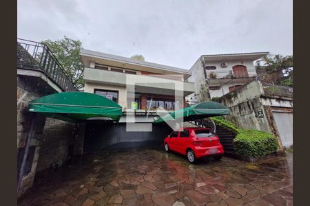 Casa à venda com 485m², 4 quartos e 3 vagas Casa à venda com 485m², 4 quartos e 3 vagasFachada