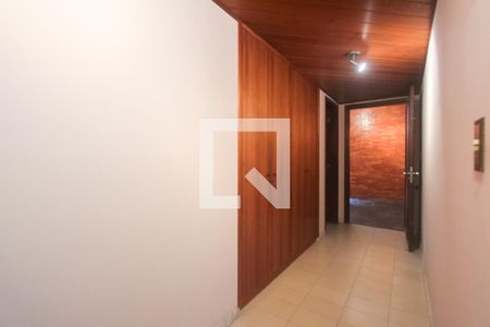 Casa à venda com 485m², 4 quartos e 3 vagas Casa à venda com 485m², 4 quartos e 3 vagasCorredor