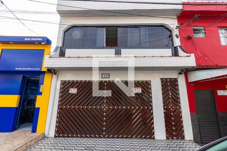 Casa à venda com 160m², 3 quartos e 2 vagas Casa à venda com 160m², 3 quartos e 2 vagasFachada