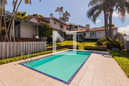 Casa à venda com 299m², 3 quartos e 4 vagas Casa à venda com 299m², 3 quartos e 4 vagasÁrea comum - Piscina