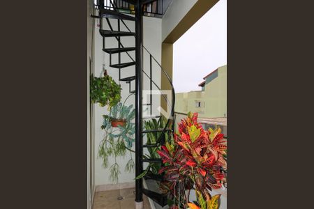 Casa à venda com 376m², 3 quartos e 4 vagasEscada para ateliê