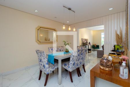 Casa à venda com 250m², 4 quartos e 4 vagas Casa à venda com 250m², 4 quartos e 4 vagasSala de Jantar