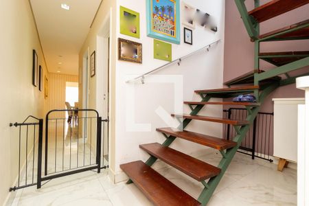 Casa à venda com 250m², 4 quartos e 4 vagas Casa à venda com 250m², 4 quartos e 4 vagasEscada