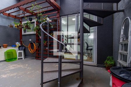 Casa à venda com 250m², 4 quartos e 4 vagas Casa à venda com 250m², 4 quartos e 4 vagasEscada