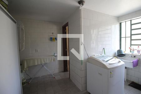 Casa à venda com 180m², 5 quartos e 1 vagaÁrea de Serviço