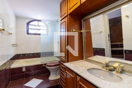 Casa à venda com 220m², 3 quartos e 3 vagasBanheiro da Suíte 1