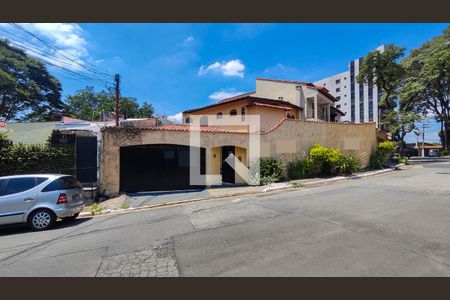 Casa à venda com 220m², 3 quartos e 3 vagasFachada