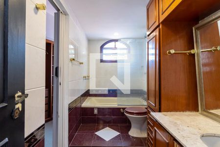 Casa à venda com 220m², 3 quartos e 3 vagasBanheiro da Suíte 1