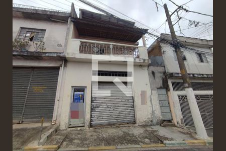 Casa à venda com 180m², 6 quartos e 2 vagas Casa à venda com 180m², 6 quartos e 2 vagasFachada