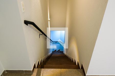 Escada de apartamento para alugar com 2 quartos, 55m² em Cerqueira César, São Paulo