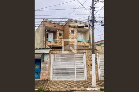 Casa à venda com 150m², 3 quartos e 4 vagas Casa à venda com 150m², 3 quartos e 4 vagasFachada