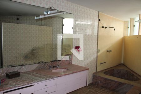 Casa à venda com 315m², 3 quartos e 3 vagasBanheiro da Suíte