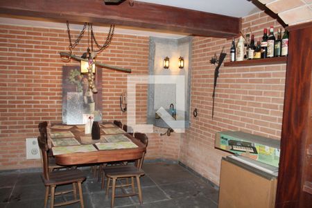 Casa à venda com 315m², 3 quartos e 3 vagasAdega