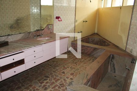 Casa à venda com 315m², 3 quartos e 3 vagasBanheiro da Suíte