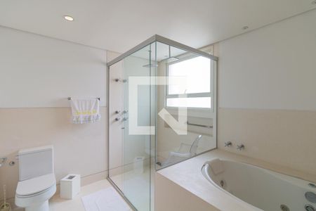 Apartamento à venda com 299m², 4 quartos e 5 vagas Apartamento à venda com 299m², 4 quartos e 5 vagasBanheiro da Suíte 1