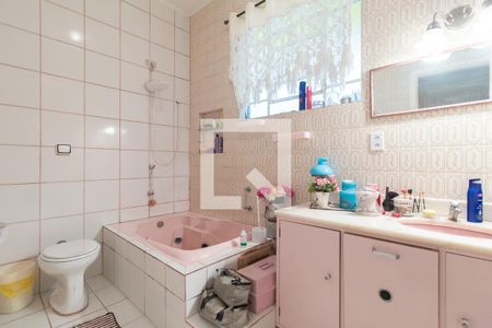 Casa à venda com 240m², 4 quartos e 5 vagas Casa à venda com 240m², 4 quartos e 5 vagasBanheiro Corredor 1